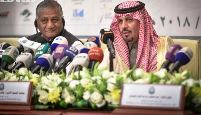 الأمير خالد بن عبدالعزيز بن عياف خلال المؤتمر الصحفي