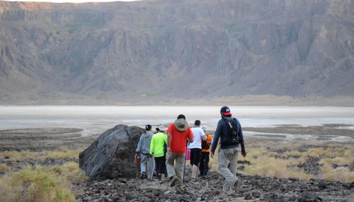 سياح يزورون فوهة الوهبة البركانية شمال شرق جدة