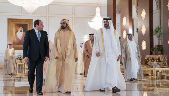 الشيخ محمد بن راشد آل مكتوم والشيخ محمد بن زايد آل نهيان خلال استقبالهما للرئيس السيسي