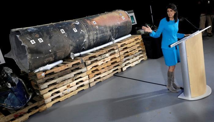 نيكي هيلي تعرض جزءا من صاروخ قم الإيراني في واشنطن - رويترز