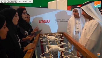 الطالبات يقدمن شرحاً لطائرتهن