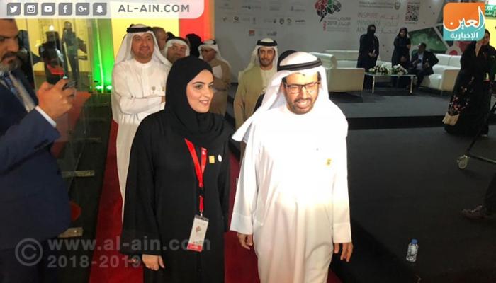الدكتور علي النعيمي يتجول في معرض جامعة الإمارات للابتكار 2018