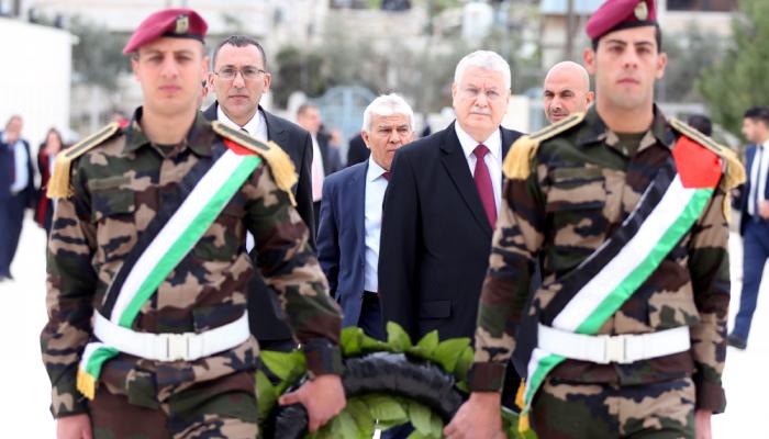 وفود المؤتمر عند ضريح الرئيس عرفات