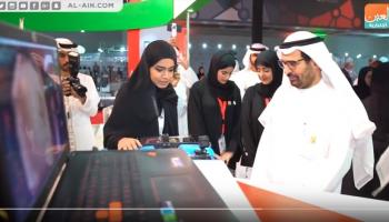  الدكتور علي النعيمي يتجول في معرض جامعة الإمارات للابتكار 2018