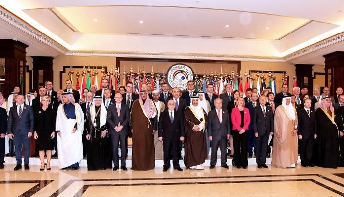 صورة تجمع المسؤولين المشاركين في مؤتمر إعمار العراق بالكويت- أ.ف.ب