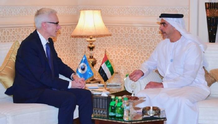 سيف بن زايد خلال لقائه مع أمين عام الإنتربول