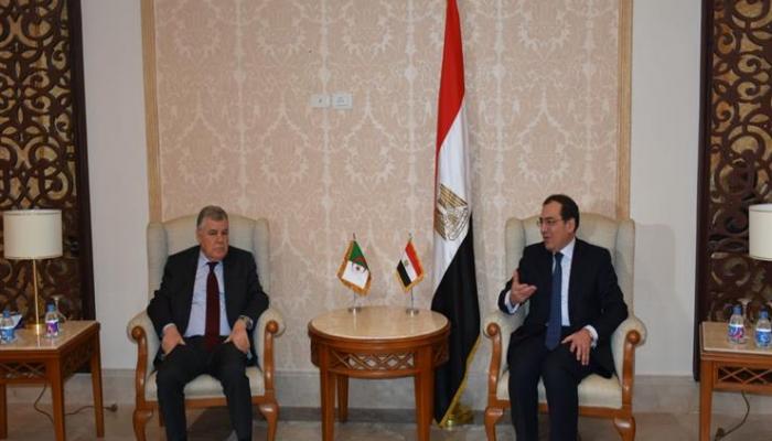 وزير الطاقة الجزائري مصطفى قيتوني ونظيره المصري طارق الملا