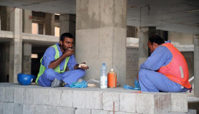 أوضاع مزرية للعمال في قطاع الإنشاءات الخاص بملاعب كرة القدم في قطر