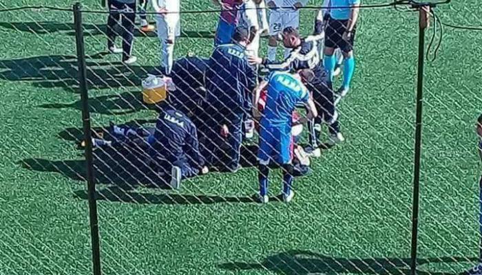لحظة نقل اللاعب المتوفى إلى المستشفى