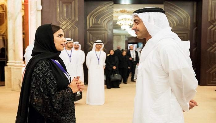 الشيخ عبد الله بن زايد آل نهيان يتحدث لإحدى المشاركات في الحفل