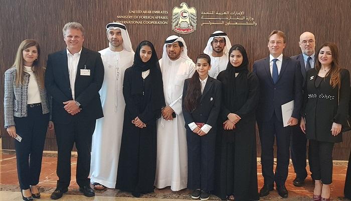 الطلاب في وزارة الخارجية والتعاون الدولي بالإمارات