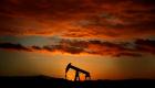 النفط يتراجع بفعل صادرات أمريكا.. انخفاض المخزون يحدّ من الخسائر