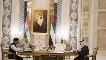 محمد بن زايد وناريندرا مودي يشهدان توقيع الاتفاقيات بين البلدين