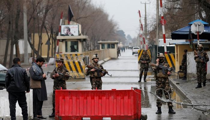 قوات الأمن الأفغانية بالقرب من موقع الهجوم الانتحاري - رويترز