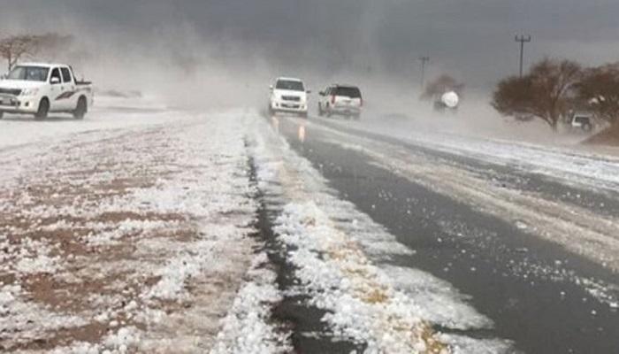 حبات البرد عطلت المرور بالمدينة المنورة وحطمت زجاج السيارات