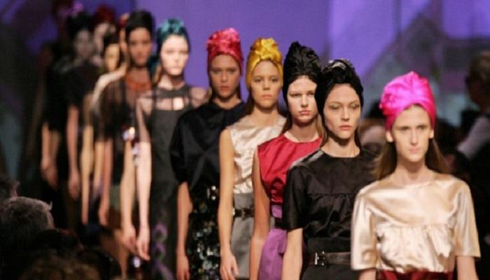 غطاء الرأس نجم الإطلالات في أسابيع الموضة العالمية
