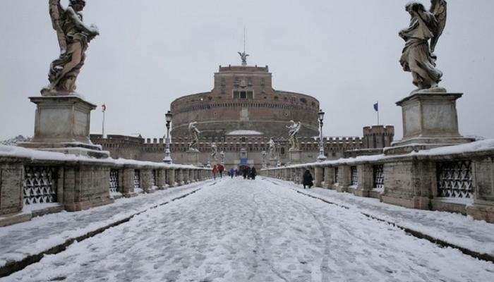 عاصفة سيبيرية تكسو شوارع روما بالثلوج