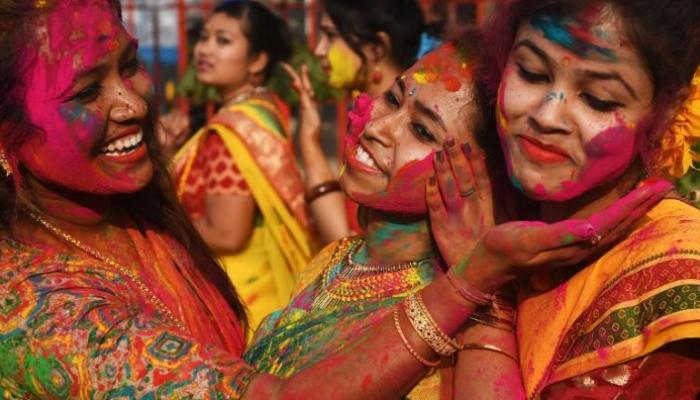 بالصور.. أساطير وراء مهرجان الألوان في الهند