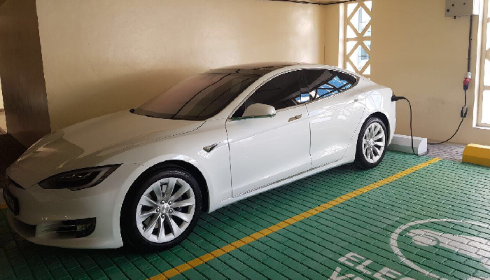 السيارة الخضراء أثناء شحنها بالطاقة الكهربائية