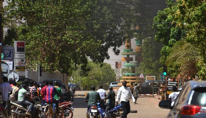 المارة قرب موقع الهجوم في بوركينا فاسو - أ.ف.ب