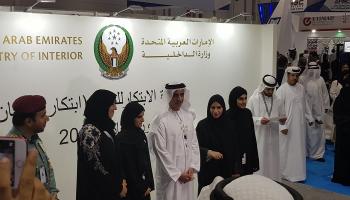 الفريق الشيخ سيف بن زايد آل نهيان يكرم الفائزين من الطلبة