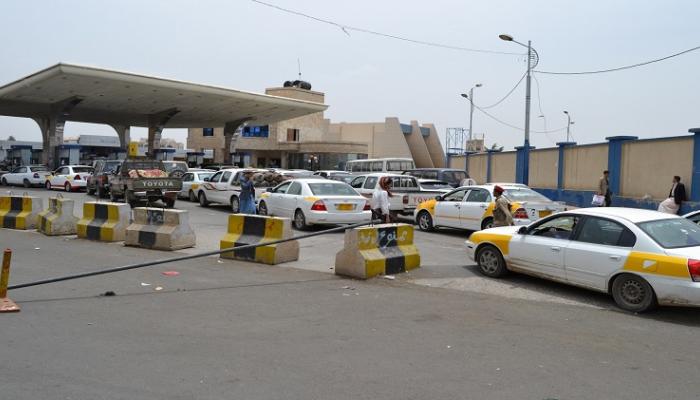 ازدحام السيارات بإحدى محطات الوقود في صنعاء
