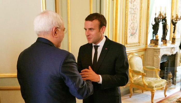 الرئيس الفرنسي ماكرون ووزير الخارجية الإيراني ظريف