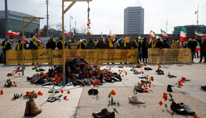 متظاهرون ضد الملالي يضعون أحذية تمثل من تم إعدامه خلال المظاهرات