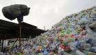 بالفيديو.. بحر من النفايات البلاستيكية في إندونيسيا