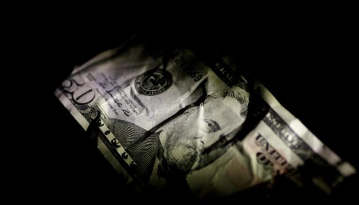 الدولار يواصل خسائره أمام العملات 