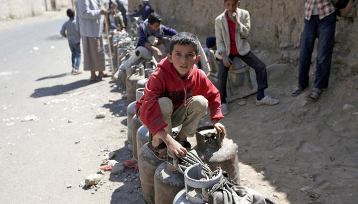 سكان صنعاء ينتظرون استبدال قارورة الغاز الفارغة بأخرى مليئة