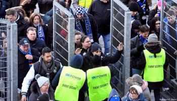 الشرطة تفتش منازل مشجعين متشددين