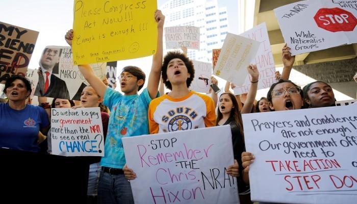 مظاهرات طلابية في فلوريدا تطالب بالحد من حمل السلاح