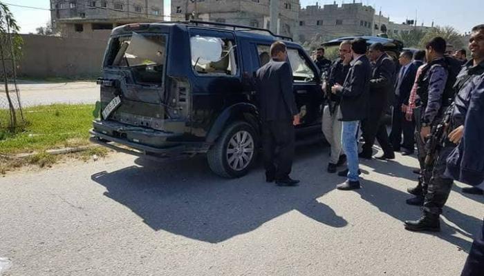 آثار الانفجار على سيارة تابعة لموكب رئيس الوزراء الفلسطيني