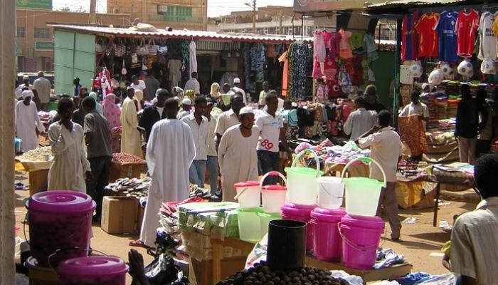 أحد الأسواق الشعبية في العاصمة السودانية 