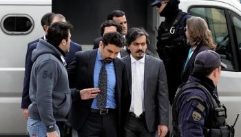 الشرطة اليونانية ترافق عددا من الجنود الأتراك - أرشيفية