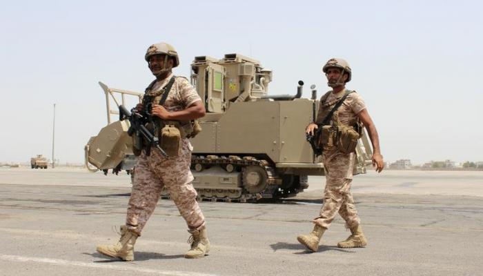 جنديان من الجيش الإماراتي في مطار عدن