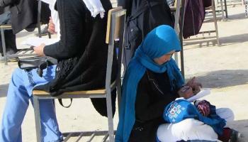 الأم الأفغانية الملهمة أثناء تأدية الامتحان