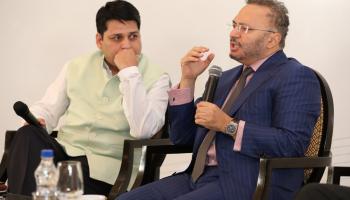 وزير الدولة للشؤون الخارجية أنور قرقاش خلال الندوة 