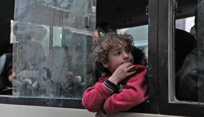 طفلة سورية في انتظار مصيرها بعد إجلائها من الغوطة الشرقية- أ.ف.ب