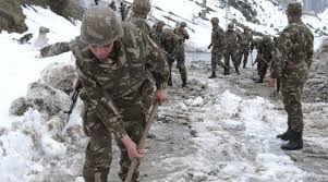 الجيش الجزائري يتدخل لفتح الطرقات