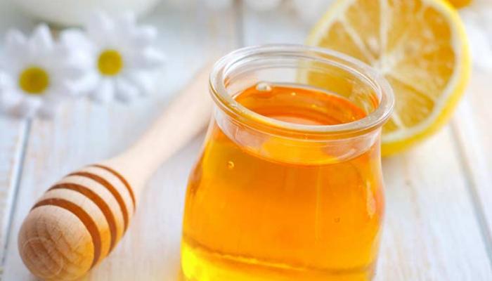 العسل الأبيض والماء الدافئ والليمون خليط مفيد على مائدة الإفطار