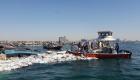 بلدية دبي تنتشل 16 طن مخلفات بعد غرق سفينة تجارية بالخور