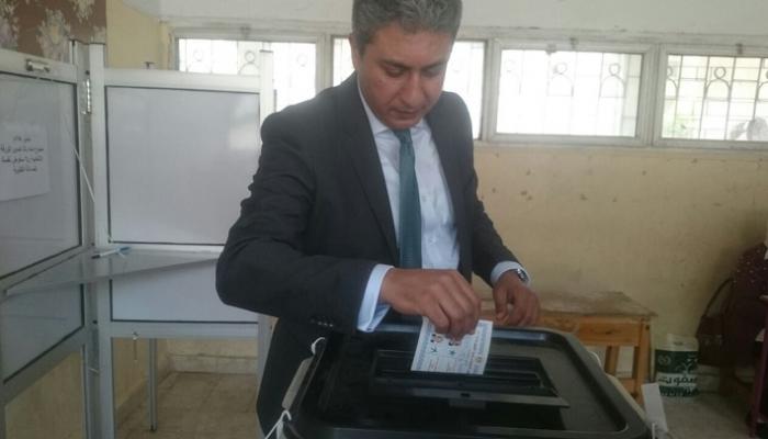 وزير الطيران المصري يدلي بصوته في الانتخابات 