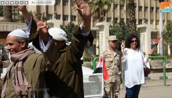 مصريون يدلون بأصواتهم في الانتخابات