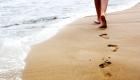14 فائدة صحية للسير حافيا على الرمال تحت الشمس 