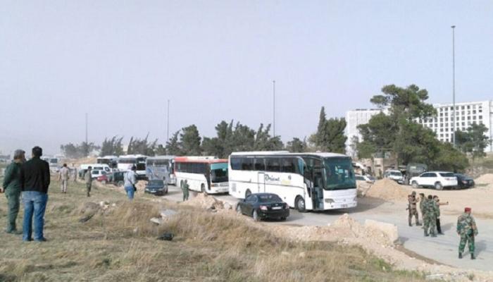حافلات تنتظر لإجلاء عناصر الفصائل المسلحة من الغوطة