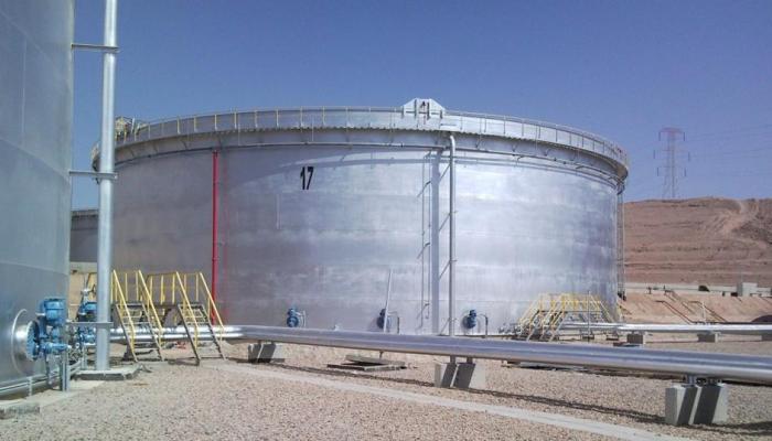 خزانات النفط الخام في ميناء 