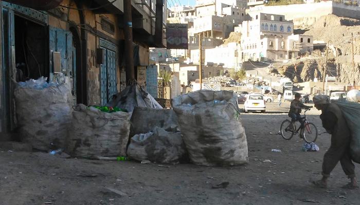 يمني يجمع علب المياة المعدنية الفارغة لبيعها 