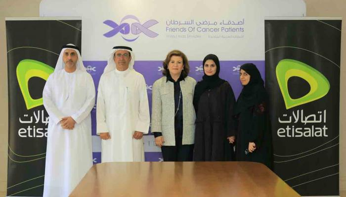 فريق من اتصالات وجمعية أصدقاء مرضى السرطان خلال توقيع الاتفاقية